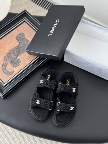 Chanel 25新魔术贴凉鞋版面！ 顶级对版货！ 所有的颜色我家都有！ 鞋面进口面料，垫脚内里羊皮，原版五金扣。 均配专柜顶级包装！ Size:35-39 其