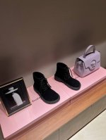冲量价: LOEWE 罗意威 24ss 秋冬新款 娃娃头 鞋带马丁靴 简约大气时髦 耐看不过时 是时尚圈永不退潮的经典所在 复古的英伦风格 让你穿出不一样的气质