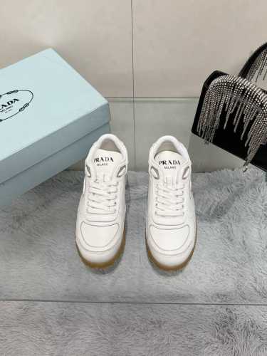 工厂价： 普拉达 Prada 2024新款“”情侣款” 上脚复古的运动平底鞋 prada麂皮运动鞋很复古的配色 复古时尚 复古擦色 三角扣搭配 高级气质 鞋面