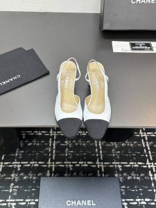 chane+L 经典Slingback 小香后空凉鞋 就像Coco香奈儿女士说的：流行稍纵即逝，但风格永存！这双后空鞋就是香家经典中的经典！双色搭配，简约精致，