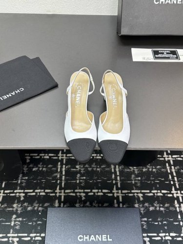 chane+L 经典Slingback 小香后空凉鞋 就像Coco香奈儿女士说的：流行稍纵即逝，但风格永存！这双后空鞋就是香家经典中的经典！双色搭配，简约精致，