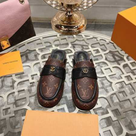 路易威登lv louis vuott on 2024 new arrival～秋冬最新款毛毛拖鞋～ 这双毛拖也是好好看！皮质的就是非常高级呀！！搭配秋冬的牛仔短 - 点击图像关闭