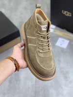 工厂价 真羊毛 UGG 爆款男鞋官方网同步正品品质不是一般市场仿货可比拟的鞋面为进口意大利磨砂牛皮，内里：垫脚级真羊毛只有A级才能显效果 手感柔滑细腻鞋型大气，