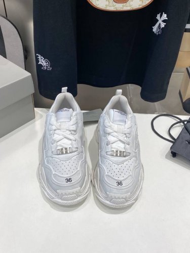 出厂价p Balenciaga 巴黎世家最新爆款 Sneaker系列 休闲 老爹鞋 运动鞋 整体鞋型汲取了Balenciaga Track和Balenciaga