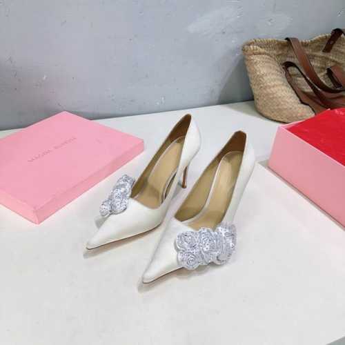 高品质出厂 ！小众潮牌Magda Butr25春夏走秀系列后跟花朵高跟真丝单鞋婚鞋！作为品牌创始人以她独特的方式重新定义了女性特质。她将过去与未来、极简主义与性