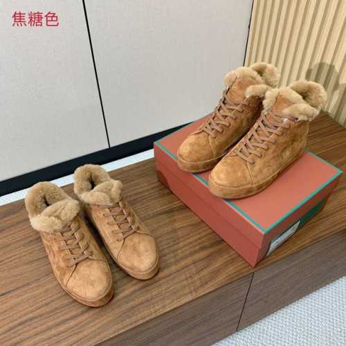 Loro Piana 休闲毛里运动鞋。意大利顶级羊绒复古优雅低调奢华。时尚性与皮料实用性同样兼具依然全网最高品质。鞋面羊京丝质柔滑。羊皮里和A级羊毛内里。耐磨高