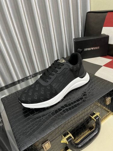 出厂价pp： 阿玛尼Armani* 最新爆款休闲鞋，顶端品牌奢侈～代购，顶级～质量。鞋面選用进口透气牛皮搭配材质透气羊皮垫脚 精细做工。原版个性时尚柔软橡膠耐磨