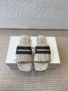 Brunello Cucinelli 新款拖鞋，春夏新款！ 又不喜欢那个牌子的来！珠链设计一眼Bc！不烂大街！好穿好搭！时髦有型！ Bc很有品味！配上一双袜子穿