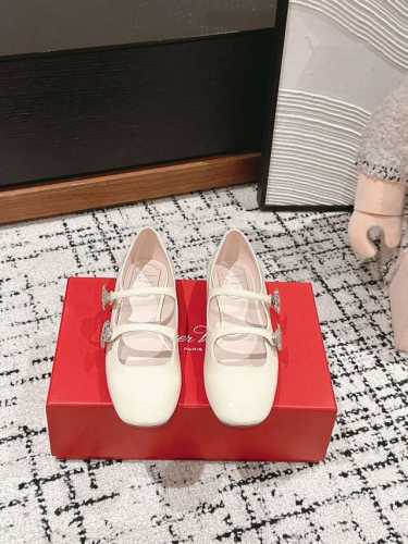 顶级品质 roger vivier fw24 mew arrival～ RV 2024春秋 梅花扣玛丽珍新品 鞋面漆皮， 内里小羊皮，意大利进口牛皮底 顶级精品