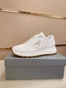 工厂p价 高版本 高品质新款prada 普拉达 专柜同步上市 新款男鞋 面料精选进口头层牛皮 纯手工工艺制作而成 内里:全牛皮内里 高端气垫开模防滑橡胶大底 精