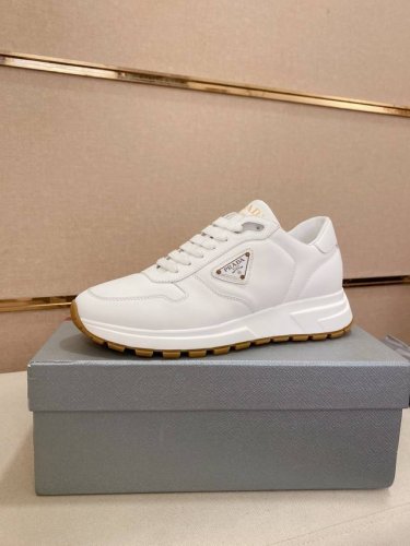 工厂p价 高版本 高品质新款prada 普拉达 专柜同步上市 新款男鞋 面料精选进口头层牛皮 纯手工工艺制作而成 内里:全牛皮内里 高端气垫开模防滑橡胶大底 精