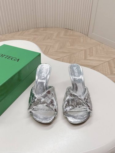 出厂 Bottega Veneta 2025系列 葆蝶家Bv 新款穆勒凉鞋 简约的线条设计 超经典的V型展现于鞋面 交织出满满的松弛感