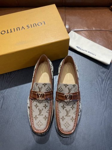 l家 Size:39-44 38.45定做 原单Lv官网男士休闲皮鞋，顶级原单复刻，采用进口开边珠小牛皮／经典老花，极强质感，小牛皮透气内里，原版大底，防滑耐磨