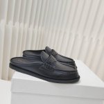 Dior秋冬全新上线平跟全皮半拖穆勒鞋 这款 Dior Boy 穆勒鞋是二零二四冬季成衣系列新品，融入 Dior 非凡的精湛工艺，重新诠释经典乐福鞋设计。采用绒