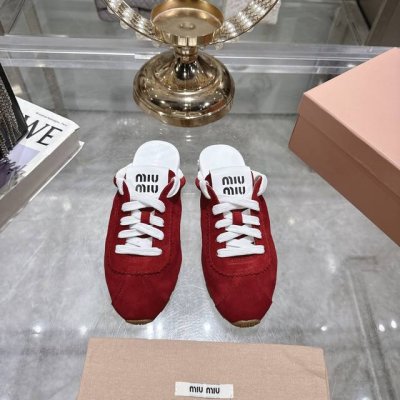 出厂 Miu Mi* 25Ss早春新款德训包头拖鞋 官网同步高版本！原版牛皮面料搭配精致芽边，每一寸皮质都透着低调的奢华感，穿上就是 不刻意的高级 。 可调节绑