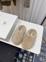 高品质出厂 The Row 24ss 秋冬新款复古大头包头拖 勃肯羊毛拖 第一眼看到这个鞋子感觉不起眼，没有过多的装饰很简单 但带有点复古味呆萌可爱随意搭配都好