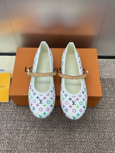 Louis Vuitton 2025春夏新款平底芭蕾舞娃娃女鞋 Lv Romy系列字母Logo五金扣朋克风格铆钉圆头拼色女单鞋 材质：鞋面进口牛漆皮 环保透气老