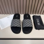长期现货 元三合一盒子Dio* 这款 Dior Aqua 凉鞋优雅而休闲。交叉带设计，采用迪奥灰 Cd Diamond 图案帆布重新诠释，灵感源自 Dior 档