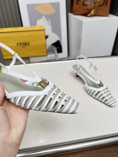 芬迪新款上线 拼色做饭 码数:35-40 41.42.定做 价格 跟高：5Cm