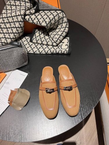 P380Hermes 爱马仕最新 早春新款半拖 今年H最新限量色 凯莉Mini Kelly扣 半拖 、纯进口特定小牛皮，手工制作. 高端订制 正品开模定制 手工