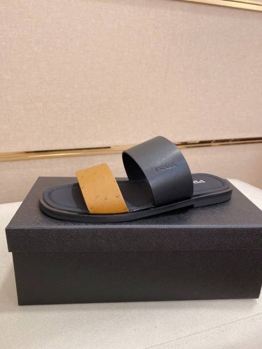 工厂p价 prada 拖鞋 顶级代购 男士春夏拖鞋专柜同步 鞋面意大利进口牛皮搭 标志图形高品质工艺 鞋底 原厂特供原版底 独家活动成型底超级舒适 原厂跟单货