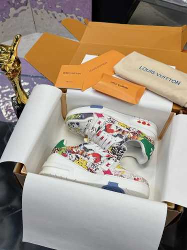工厂价： Lv鸳鸯涂鸦款 原版开发 品质出货 欢迎对比 Lv板鞋系列 Lv Trainer Maxi运动鞋将成衣系列的宽松廓形引入virgilabloh笔下的l