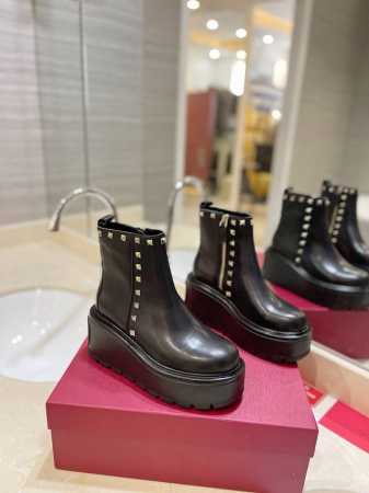 出厂价 VALENTINO GARAVANI UNIQUEFORM小牛皮防水台踝靴 -0.8x0.8厘米金属工艺效果处理铆钉 - 橡胶鞋底，背面装饰VLOGO - 点击图像关闭