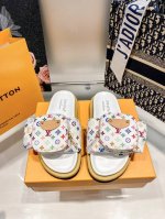 橙子出厂价p louis Vuitton 路易威登 Lv新款 带包包魔术贴平底拖鞋 休闲凉拖 情侣款 代购级别 高级感十足 国内外博主刷爆的一款 复古又时髦 上
