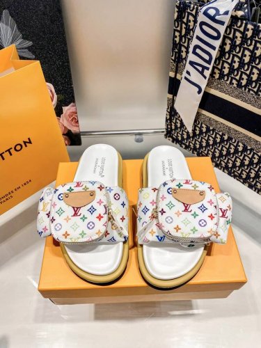 橙子出厂价p louis Vuitton 路易威登 Lv新款 带包包魔术贴平底拖鞋 休闲凉拖 情侣款 代购级别 高级感十足 国内外博主刷爆的一款 复古又时髦 上