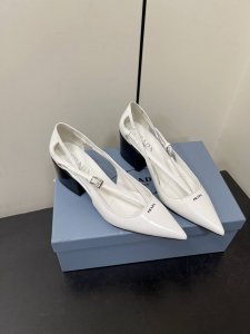 Prada 25ss 早春新款绝美尖头跟鞋 时尚界久违的极简之美经典时尚配色 毫不费力的优雅风来袭 时髦 精致 绝美 包头尖头 开边珠外穿时尚气质简约新款日常拖