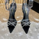 专柜同步更新 YSL 圣罗兰 SS2024夏季新品 金属头优雅大气高跟凉鞋 2024全新春夏系列后带方扣高跟凉鞋 ！ 尖头高跟拖鞋淡淡的夏日里怎么少得了一双仙女