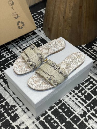 平底 -高跟210-25ss夏季新款Dior Dway粗跟电绣一字凉拖鞋2025最新配色这款 Dway 带跟凉拖是一款历久弥新的经典单品，饰以彼得罗 鲁福 Pi