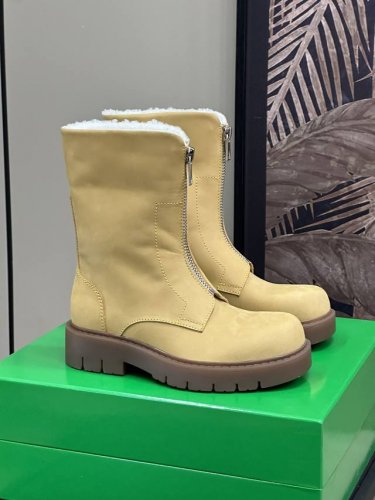 顶级品质 BV 秋冬新出的沙漠靴 * 牛巴革踝靴 * 剪羊毛皮革鞋领 * 橡胶外底 * 厚底：4.5厘米 * 一鞋两穿 * 两种风格，修饰腿型，显腿长腿直 *