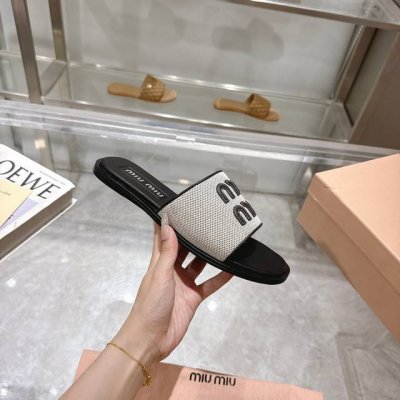miumiu2025Ss春夏新款高跟底小羊皮凉鞋拖鞋 顶级版本 zp开发 原版拆卸 对版菱格纹 秒杀市面普通版本 Miumiu真的太少女啦 小羊皮超级软糯 舒适