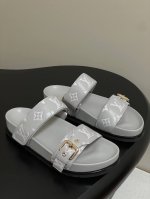 顶级品质 louis Vuitteon Lv 压纹平底拖鞋25最新配色 用牛皮革渲染清爽色彩 将明快氛围延续至防滑橡胶外底 一条鞋带通过魔术贴调节 另一条配有品