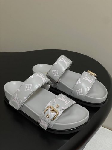 顶级品质 louis Vuitteon Lv 压纹平底拖鞋25最新配色 用牛皮革渲染清爽色彩 将明快氛围延续至防滑橡胶外底 一条鞋带通过魔术贴调节 另一条配有品