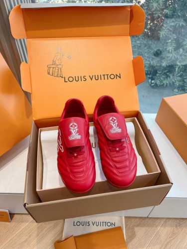 G000所见即所得2025年春夏秀场上推出的 LV Footprint Soccer 运动鞋是 Pharrell Williams 设计的第一款以足球为灵感的运