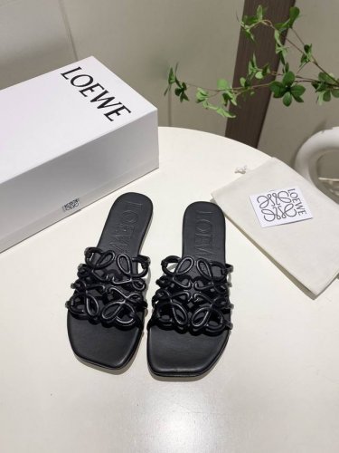 2025最新罗意威Loewe ，夏季限定镂空拖鞋，上脚真的太美了！！！强烈推荐，超级懒人拖，明星博主同款！ 面料：进口羊皮 黑，白，杏，红，粉，五个色 里料:进
