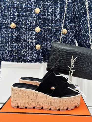 厂价 HermèS 爱马仕经典H厚底拖鞋 依旧是永恒经典的H造型 极约复古的设计 浓厚的异域风情 厚底在拉长腿方面真的Yyds 百搭舒适 上脚秒变大长腿！ 面料