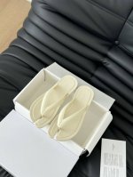 p跑量价 Maison Margiela Tabi人字拖 又到了适合随随便便穿着拖鞋出门的季节～ 原版Tpu材料大底 Size:35-40