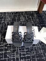 代购级 Loewe 罗意威 25Ss 春夏新品 拖鞋 疯狂种草简约设计感觉更干净优雅 让你念念不忘 颜色也很耐看漂亮，上脚瞬间气质十足气场，简直无敌帅气有型 鞋