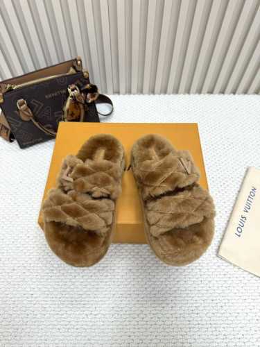 顶级品质 LV ss24 new arrival～平底羊毛拖鞋新品 超舒适的lv双带毛拖 简约随性 时髦有范， 慵懒又不乏高级感，最舒适的拖鞋没有之一 随意上脚