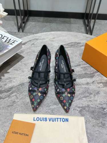 LV 驴牌春夏玛丽珍时装小猫跟尖头鞋 春夏秀场出镜率最高的一款单品 超多名模上脚 简约大方非常百搭 鞋面采用原版牛皮； 全皮包裸纯手工缝纫鞋面，LV彩色老花标识