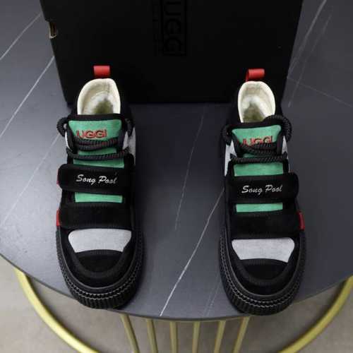 澳洲进口加厚羊毛 品牌：UGG正品代购 尺码：39 44 等级： 官网1:1 材料： 头层真皮防水防冻鞋面 真毛内里 原版防滑耐磨大底 款式类别：男士休闲鞋 搭