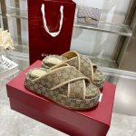 女士新款 Gg 交叉鞋面 厚底凉拖鞋 标志性的古驰标志和精致图案以当代方式重新诠释，用于最新的古驰系列。这款楔形凉鞋采用Gg帆布制成，以标志性的轮廓为特点。 米
