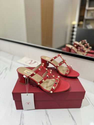 出厂价： Valentino 华伦天奴铆钉 VT经典6.0cm 粗跟凉拖鞋，顶级复刻！侧身弧线完美，原版开模定制不生锈铆钉 特别有质感的五金衬托出满满的高级感，