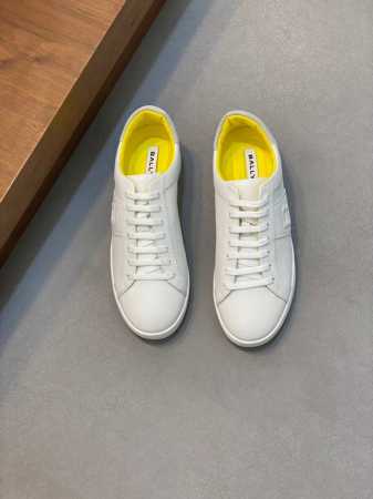 Bally 全新旅游系列男士休闲运动鞋，鞋面采用冲孔设计，侧边经典品牌标识 原香味 橡胶鞋底 携手奥斯卡影帝阿德里安 布劳迪 共同呈献 经典运动小白鞋 码数39 - 点击图像关闭