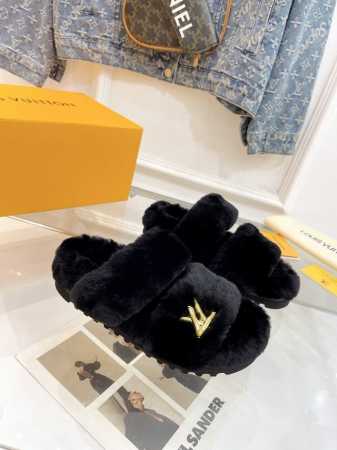 LV 最新版面new arrival ～毛毛鞋半拖毛拖 winterbreak comfert 平底拖鞋 LV 金属字母扣 室内外穿着皆宜。纯羊羔毛材质，水台高 - 点击图像关闭