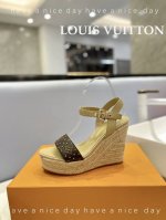 价格 Louis Vuitton 2024 走秀 款厚底凉鞋 香港原版购入一比一开模 今年的款式比去年增加了老花原素 显得更为大牌 老花元素面款 内里垫脚全羊皮