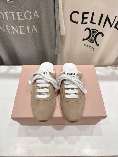 顶级出厂 皮面 Miumiu 缪缪2025Ss早春新品轻便半拖球鞋德训鞋休闲鞋，缪缪大秀上爆出的这双球鞋 后全球各大代购官网火爆上市. 简单很随意不羁又能体现单
